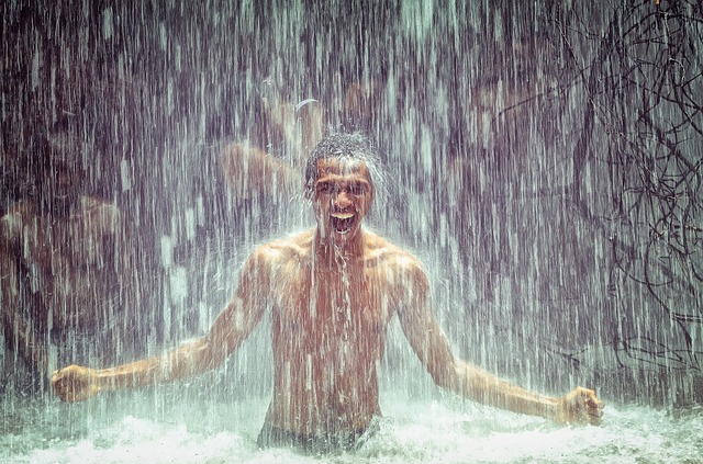 滝を浴びる男性